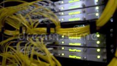 电信宽带光纤黄电缆。 数据中心架。 模糊绿色LED灯模糊超级计算机。
